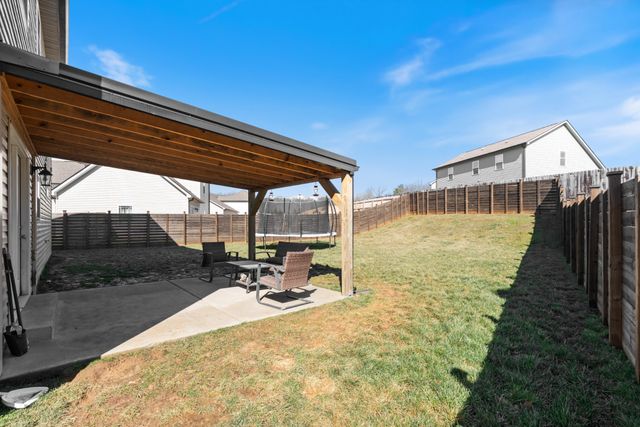 714 Monarchos Bnd, Burns, TN 37029