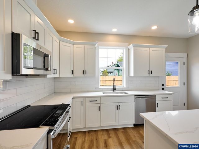 818 Pine St, Silverton, OR 97381