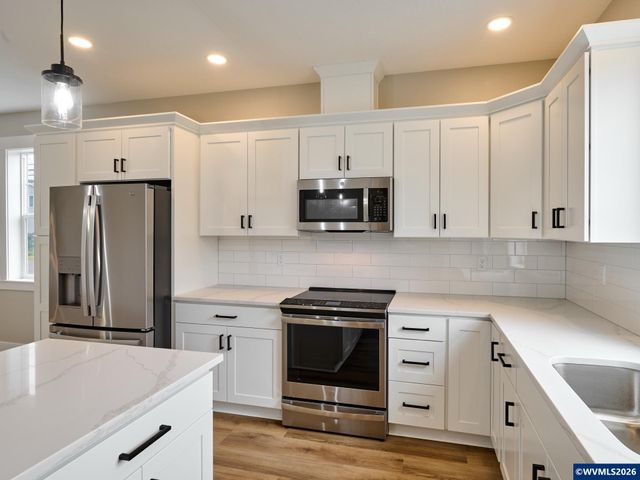 818 Pine St, Silverton, OR 97381