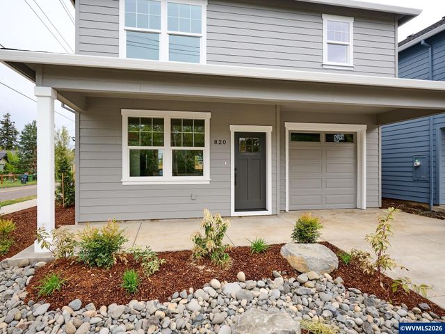 818 Pine St, Silverton, OR 97381