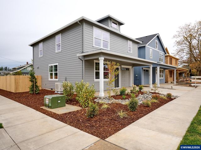 818 Pine St, Silverton, OR 97381