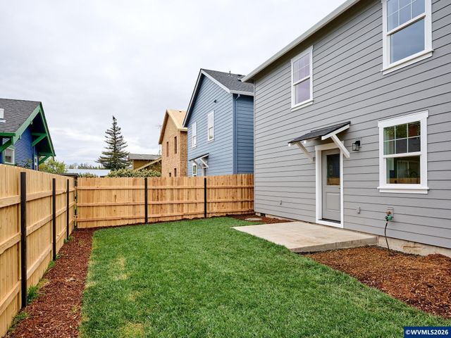 818 Pine St, Silverton, OR 97381