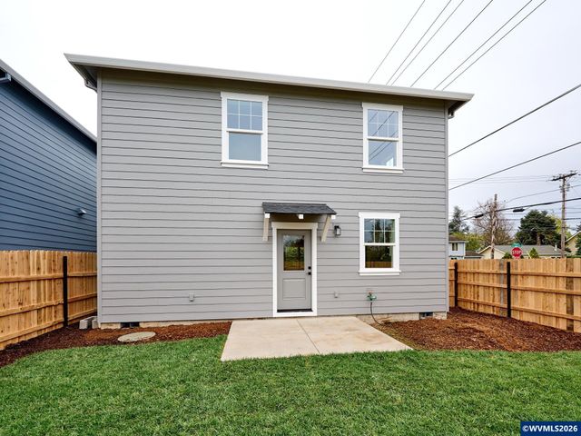 818 Pine St, Silverton, OR 97381