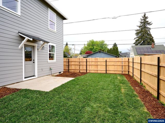 818 Pine St, Silverton, OR 97381