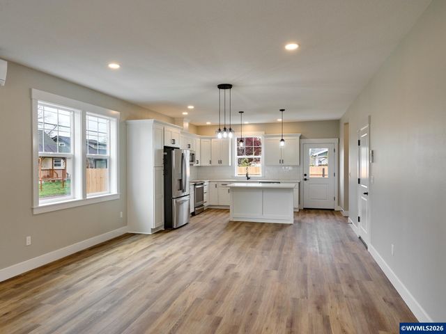 818 Pine St, Silverton, OR 97381