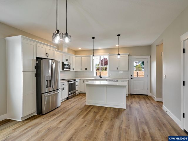 818 Pine St, Silverton, OR 97381