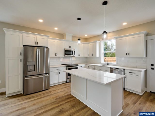 818 Pine St, Silverton, OR 97381