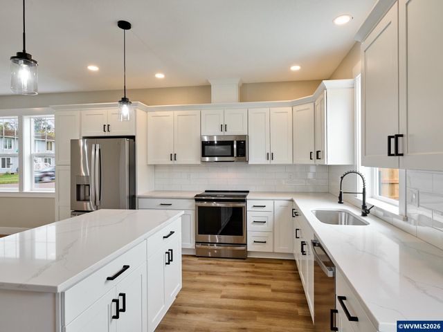 818 Pine St, Silverton, OR 97381