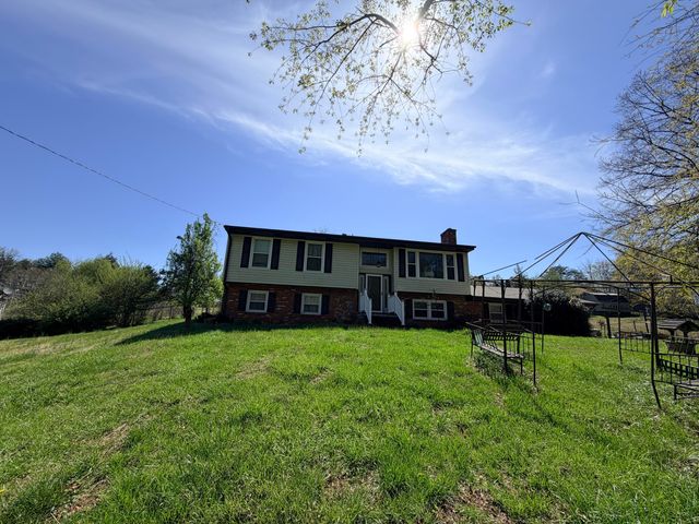 1871 Rainbow Forest DR, Troutville, VA 24175