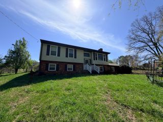 1871 Rainbow Forest DR, Troutville, VA 24175