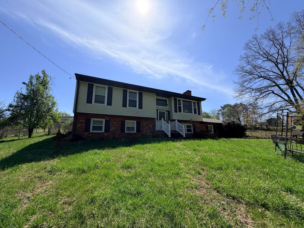 1871 Rainbow Forest DR, Troutville, VA 24175