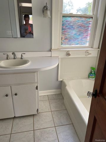 4355 LAPEER Road, Burton, MI 48509