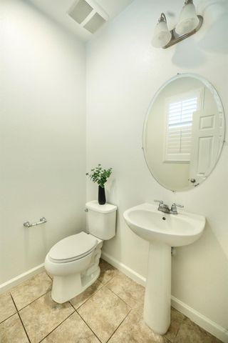 2204 Gallery Dr, Riverbank, CA 95367