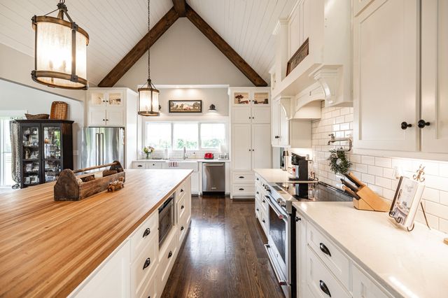 1151 Rogana Rd, Bethpage, TN 37022