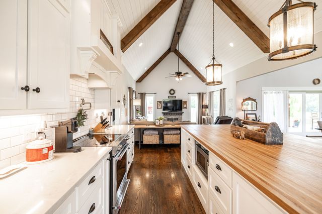 1151 Rogana Rd, Bethpage, TN 37022