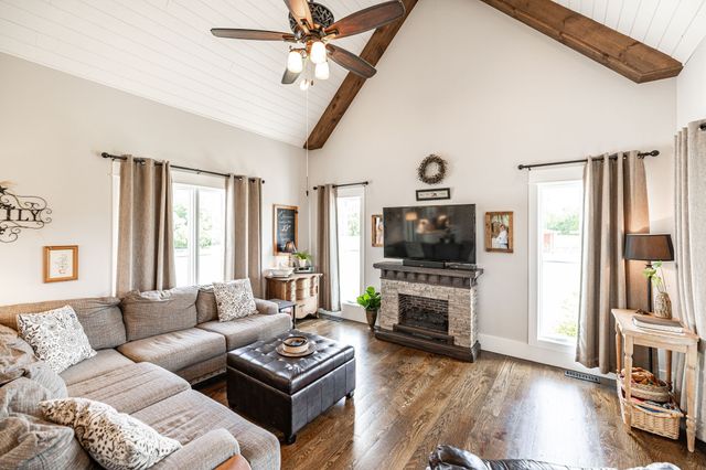 1151 Rogana Rd, Bethpage, TN 37022
