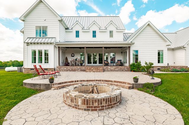 1151 Rogana Rd, Bethpage, TN 37022