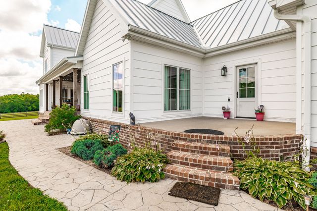 1151 Rogana Rd, Bethpage, TN 37022