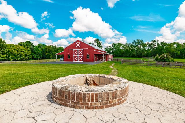1151 Rogana Rd, Bethpage, TN 37022