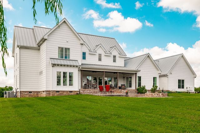 1151 Rogana Rd, Bethpage, TN 37022