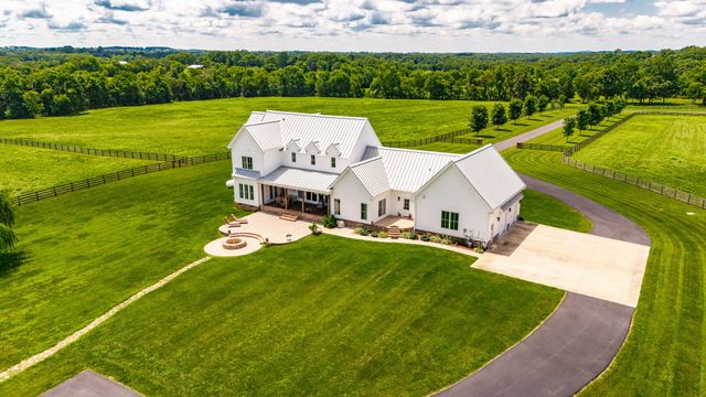 1151 Rogana Rd, Bethpage, TN 37022