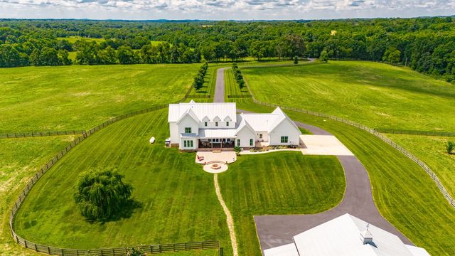 1151 Rogana Rd, Bethpage, TN 37022