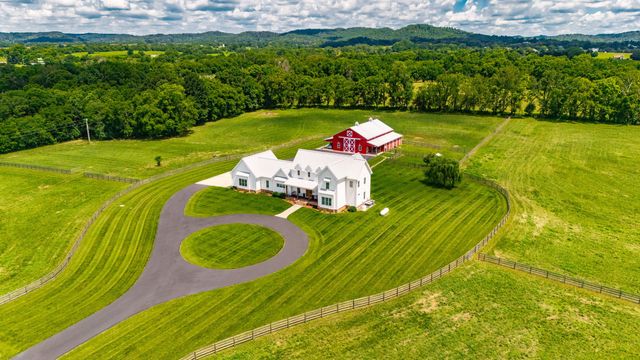 1151 Rogana Rd, Bethpage, TN 37022