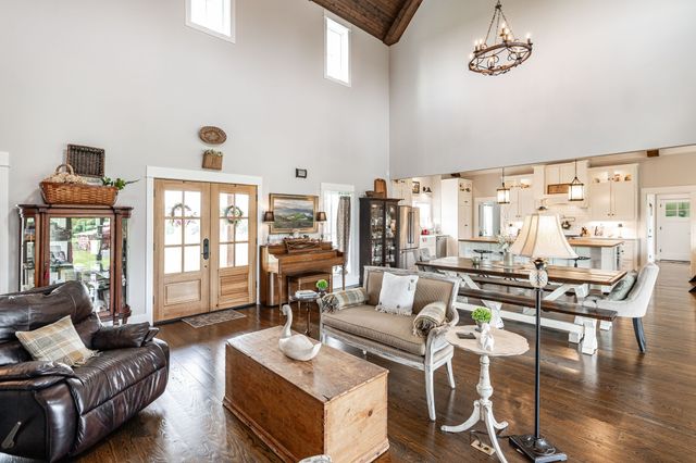1151 Rogana Rd, Bethpage, TN 37022