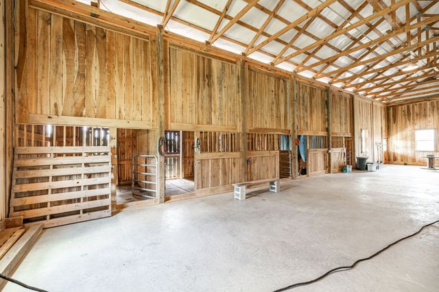 1151 Rogana Rd, Bethpage, TN 37022