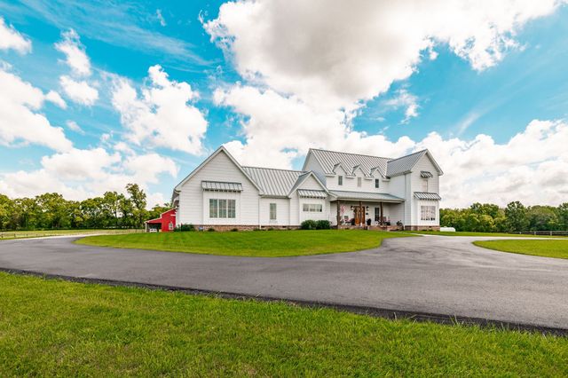 1151 Rogana Rd, Bethpage, TN 37022