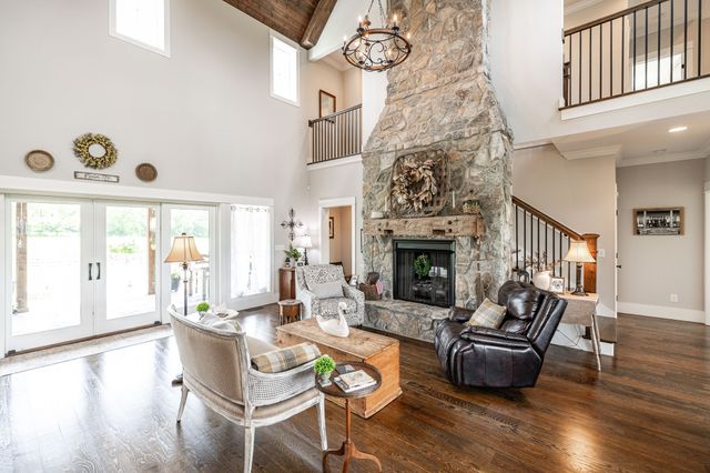 1151 Rogana Rd, Bethpage, TN 37022