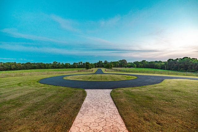 1151 Rogana Rd, Bethpage, TN 37022