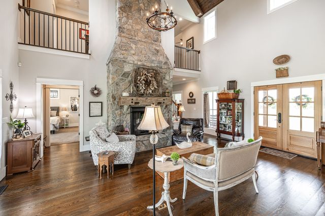 1151 Rogana Rd, Bethpage, TN 37022