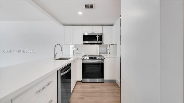 555 NE 34th St 1409, Miami, FL 33137