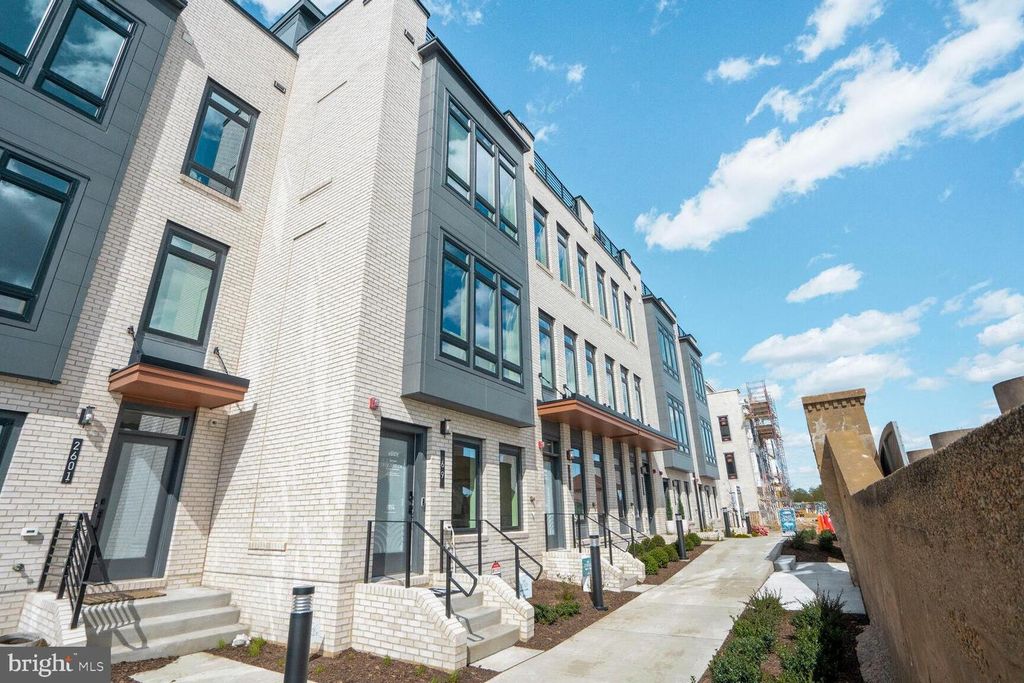 61 LOWER SERVICE CT NW #THE BEND 863, Washington, DC 20001
