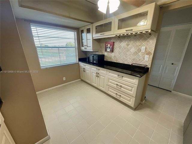 7690 NW 18th St 303, Margate, FL 33063