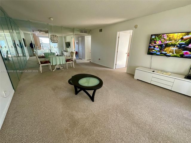 7690 NW 18th St 303, Margate, FL 33063