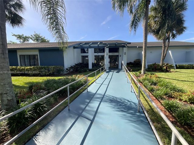 7690 NW 18th St 303, Margate, FL 33063