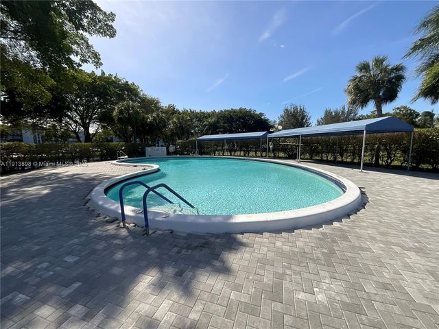 7690 NW 18th St 303, Margate, FL 33063