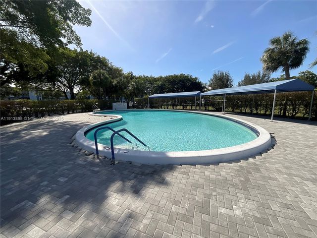 7690 NW 18th St 303, Margate, FL 33063