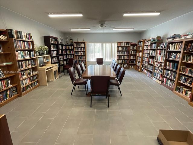 7690 NW 18th St 303, Margate, FL 33063