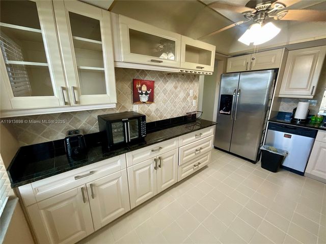 7690 NW 18th St 303, Margate, FL 33063