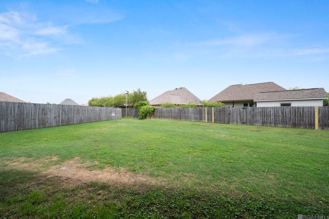 39054 Old Tree Dr, Prairieville, LA 70769