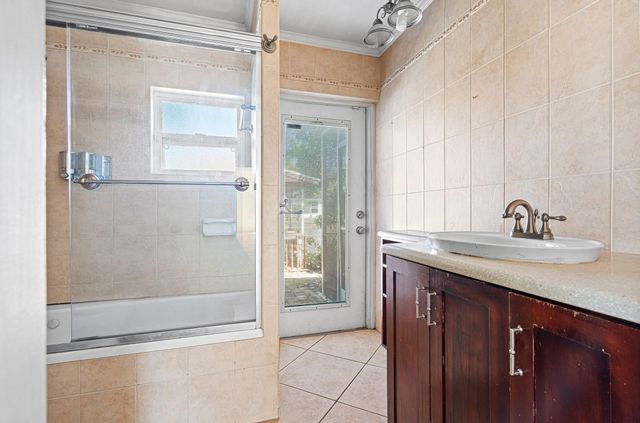 1951 NW 36th St, Oakland Park, FL 33309