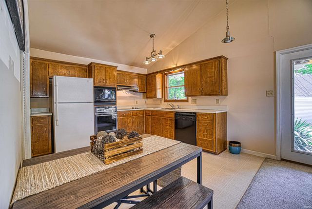 1 Yorkshire Drive, Newburgh, IN 47630