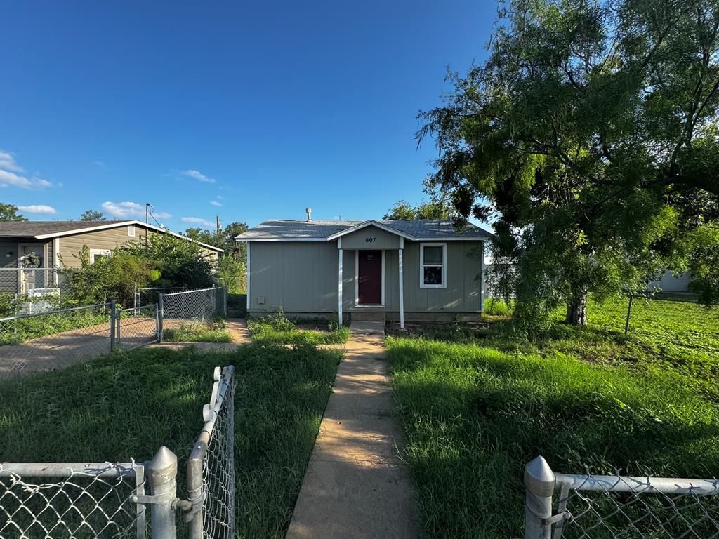 Image 1 of property listing at 607 E 38th St, San Angelo, TX 76903