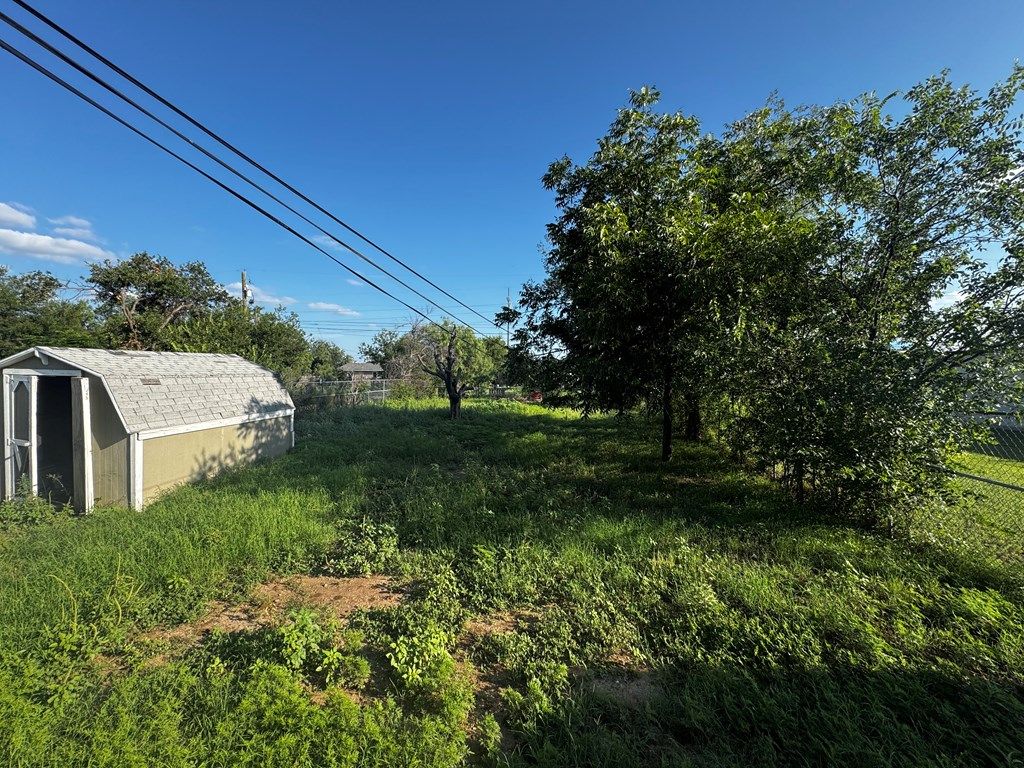 Image 10 of property listing at 607 E 38th St, San Angelo, TX 76903