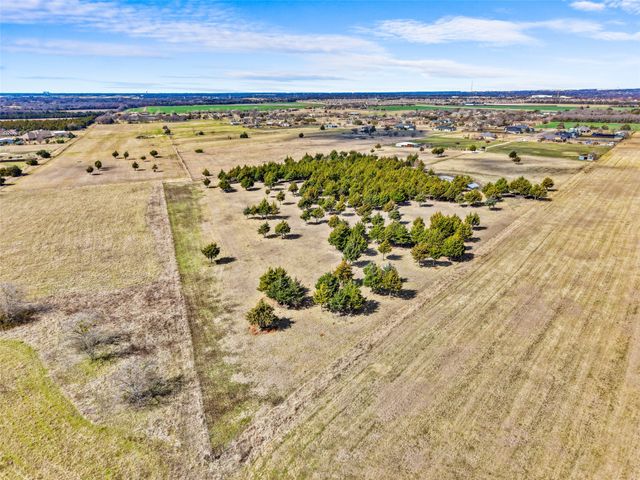 710 E Reindeer Road, Lancaster, TX 75146