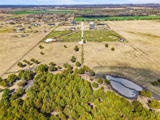 710 E Reindeer Road, Lancaster, TX 75146
