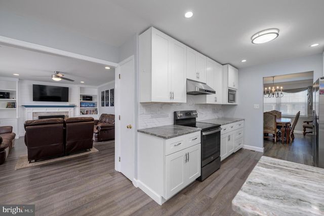 4 STRATFORD LA, Mount Laurel, NJ 08054